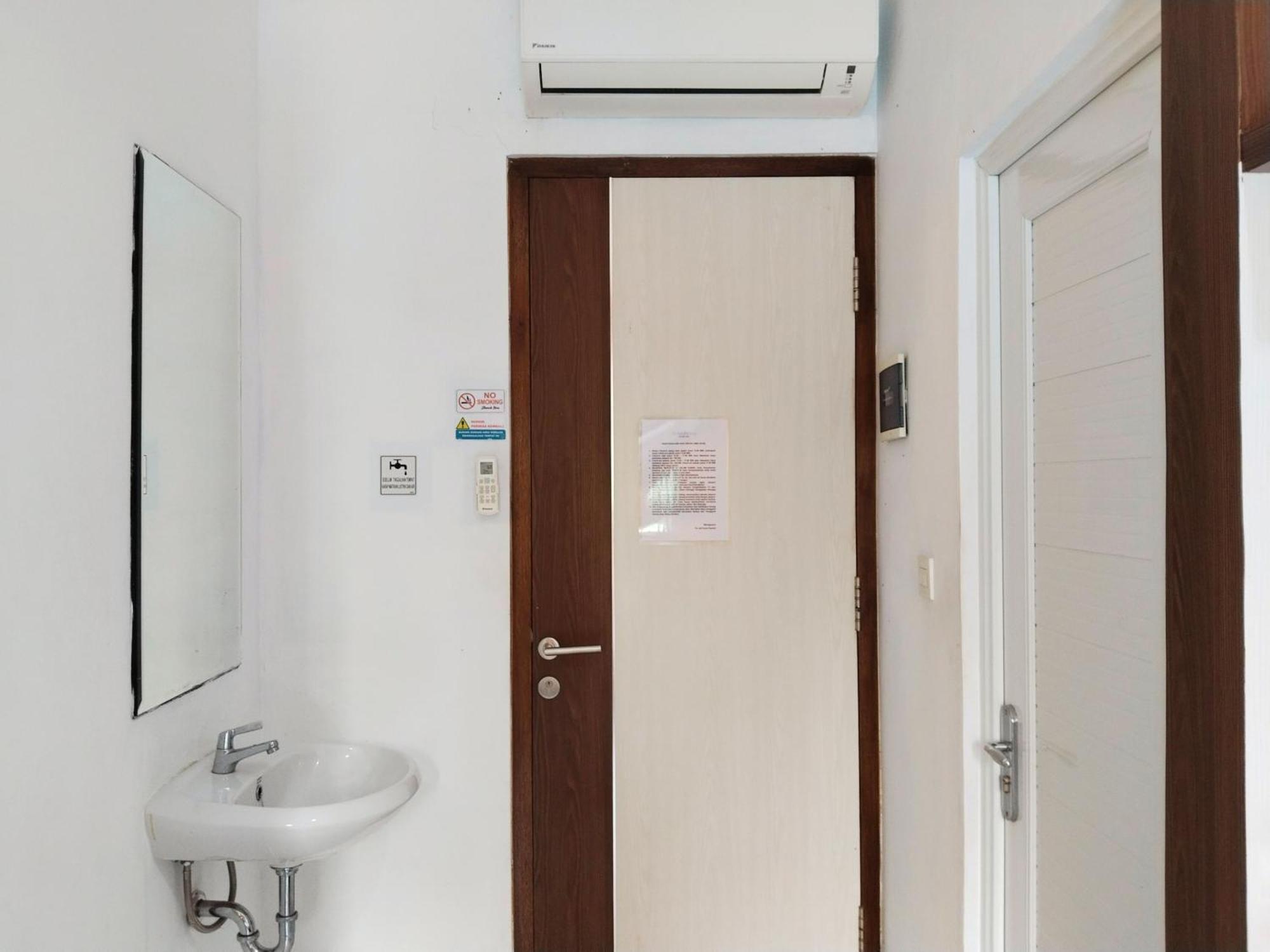 Hotel Dejati House Bekasi Exterior foto