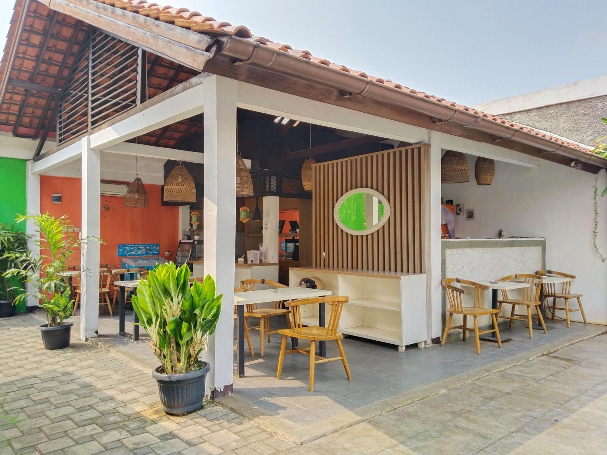 Hotel Dejati House Bekasi Exterior foto